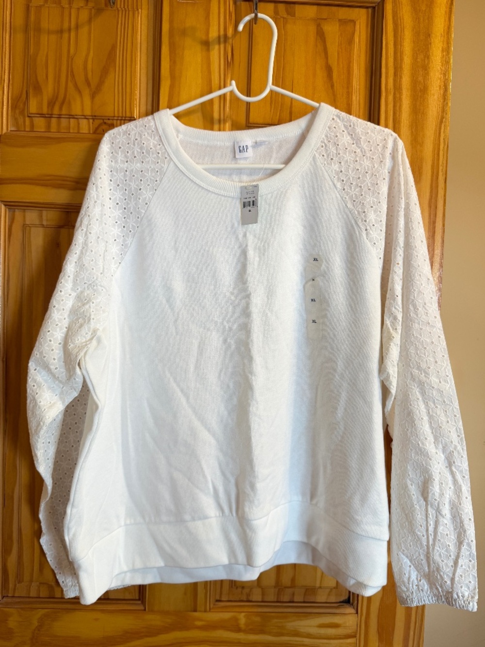 GAP Vintage Soft Eyelet Sweatshirt in White size XL